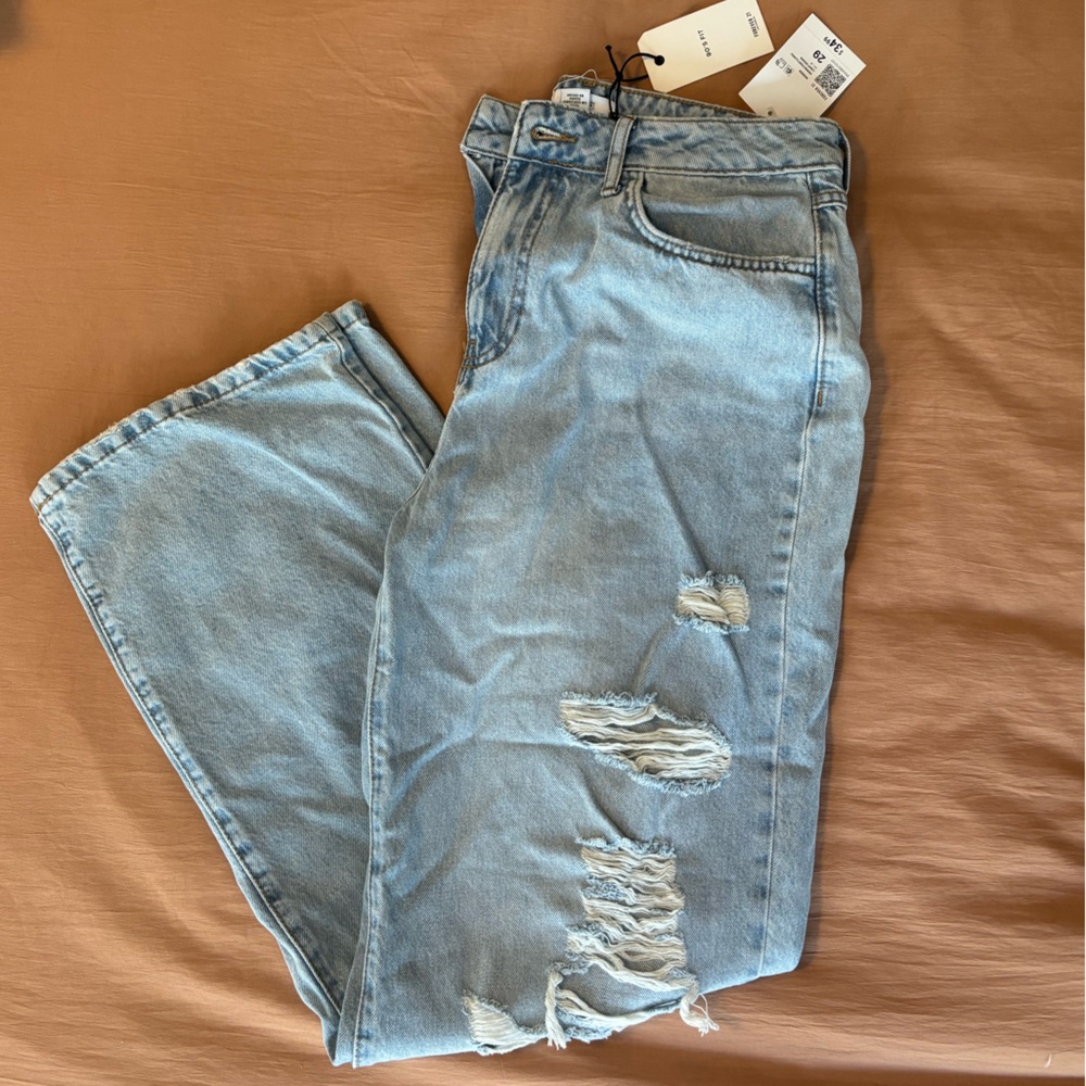 Forever 21 90’s fit distressed jeans